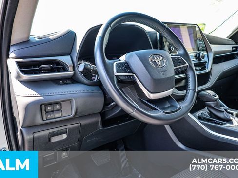 Used 2025 Toyota Highlander LE FWD image 29