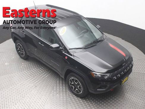 Used 2025 Jeep Compass Trailhawk AWD/4WD image 3