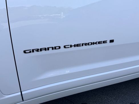New 2025 Jeep Grand Cherokee Summit image 11
