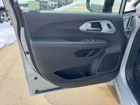 New 2026 Chrysler Pacifica Limited w/ S Appearance Package AWD/4WD image 8