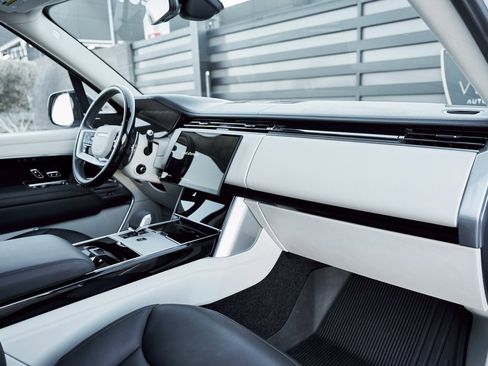 Used 2024 Land Rover Range Rover Long Wheelbase SE image 39