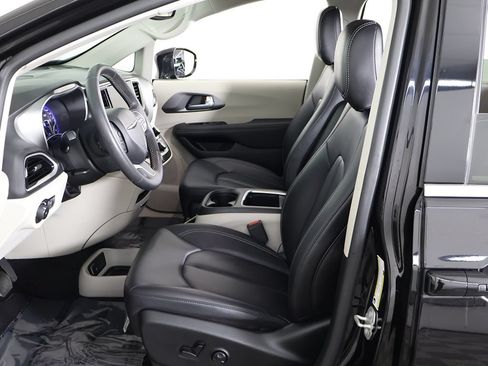 Used 2024 Chrysler Pacifica Touring-L FWD image 30