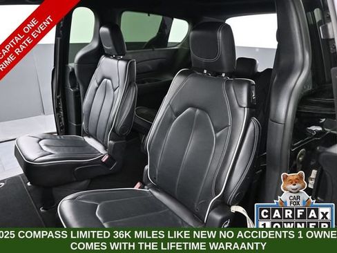 Used 2025 Chrysler Pacifica Limited FWD image 15