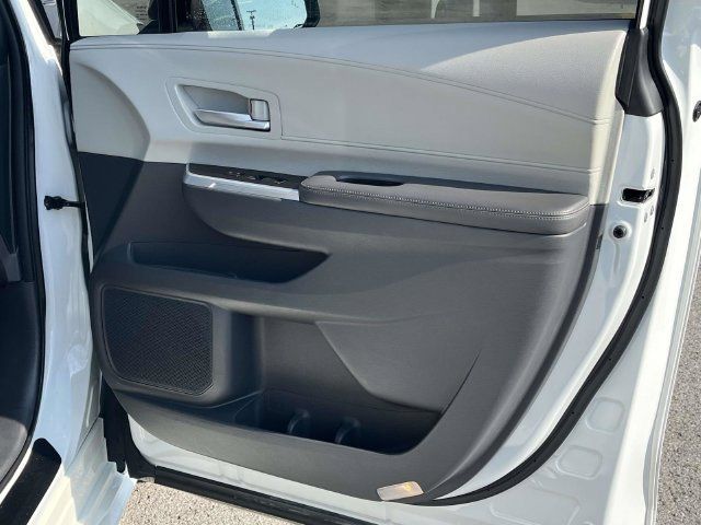 Used 2021 Toyota Sienna XLE FWD image 26