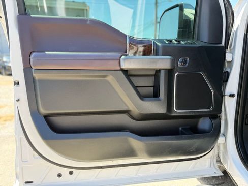 Used 2017 Ford F150 Platinum w/ Equipment Group 701A Luxury AWD/4WD image 6