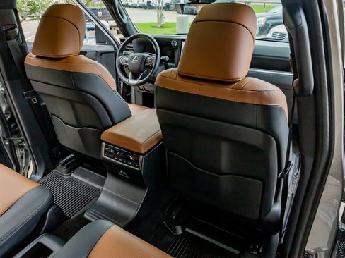 Used 2025 Lexus GX 550 w/ Accessory Package (2T) AWD/4WD image 32