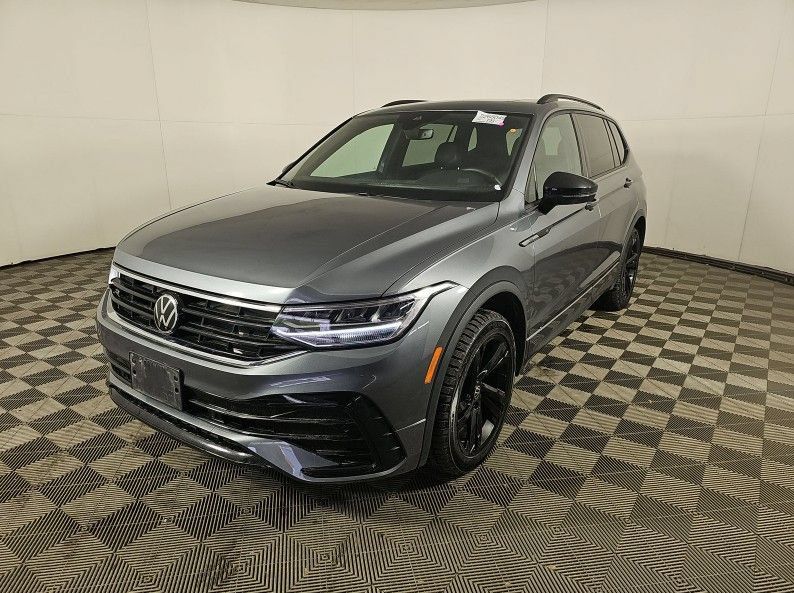 Used 2024 Volkswagen Tiguan SE R-Line AWD/4WD image 2