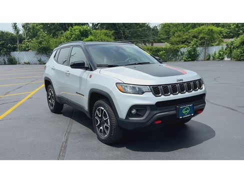 Used 2025 Jeep Compass Trailhawk AWD/4WD image 3