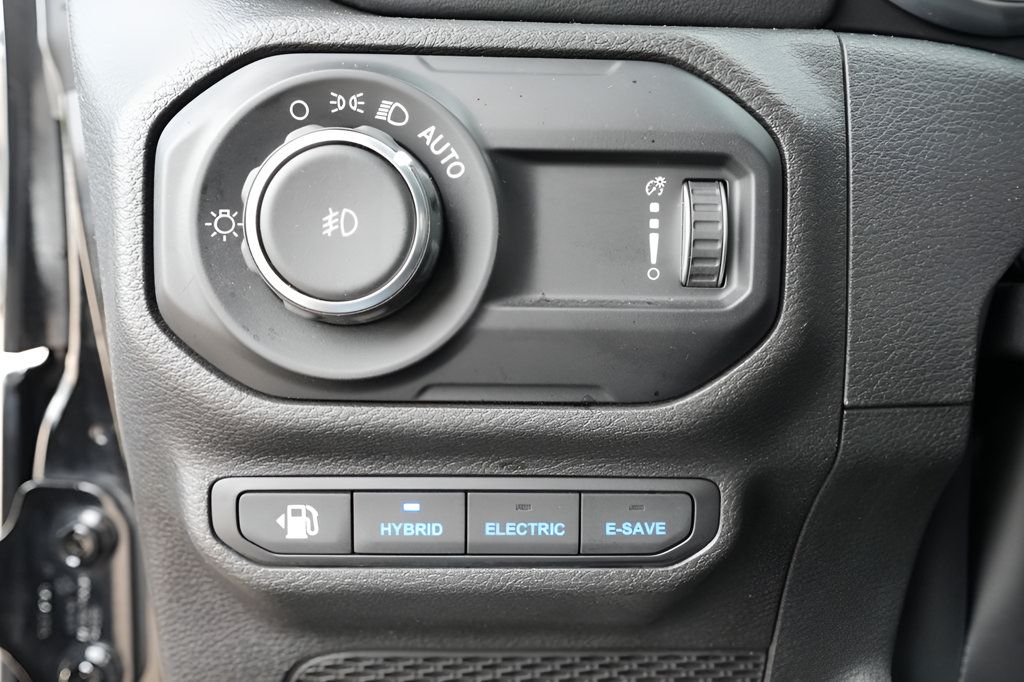 Used 2023 Jeep Wrangler Unlimited Sahara w/ Cold Weather Group AWD/4WD image 25