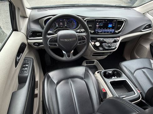 Used 2024 Chrysler Pacifica Touring-L FWD image 24