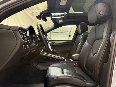 Certified 2026 Porsche Macan AWD/4WD image 5