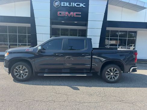 Used 2024 Chevrolet Silverado 1500 LT w/ Z71 Off-Road Package AWD/4WD image 4
