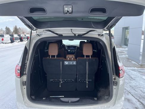 Used 2021 Chrysler Pacifica Limited w/ Premium & Safety Sphere Group image 9