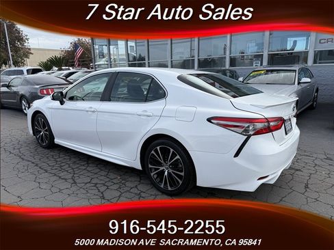 Used 2018 Toyota Camry SE image 4