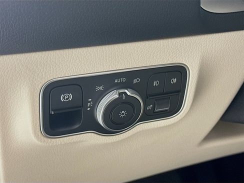 Used 2025 Mercedes-Benz GLB 250 GLB 250 image 11