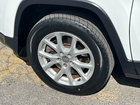Used 2018 Jeep Cherokee Latitude Plus FWD image 12