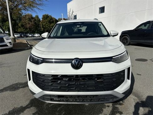 New 2025 Volkswagen Tiguan SE image 8