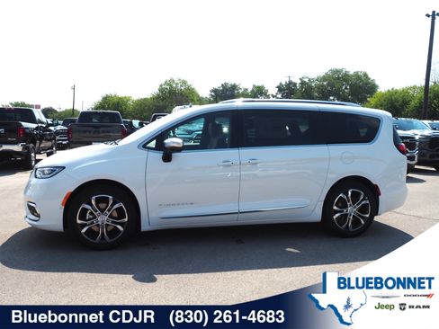 New 2026 Chrysler Pacifica Pinnacle image 1