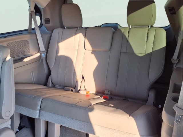 Used 2016 Chrysler Town & Country Touring FWD image 20