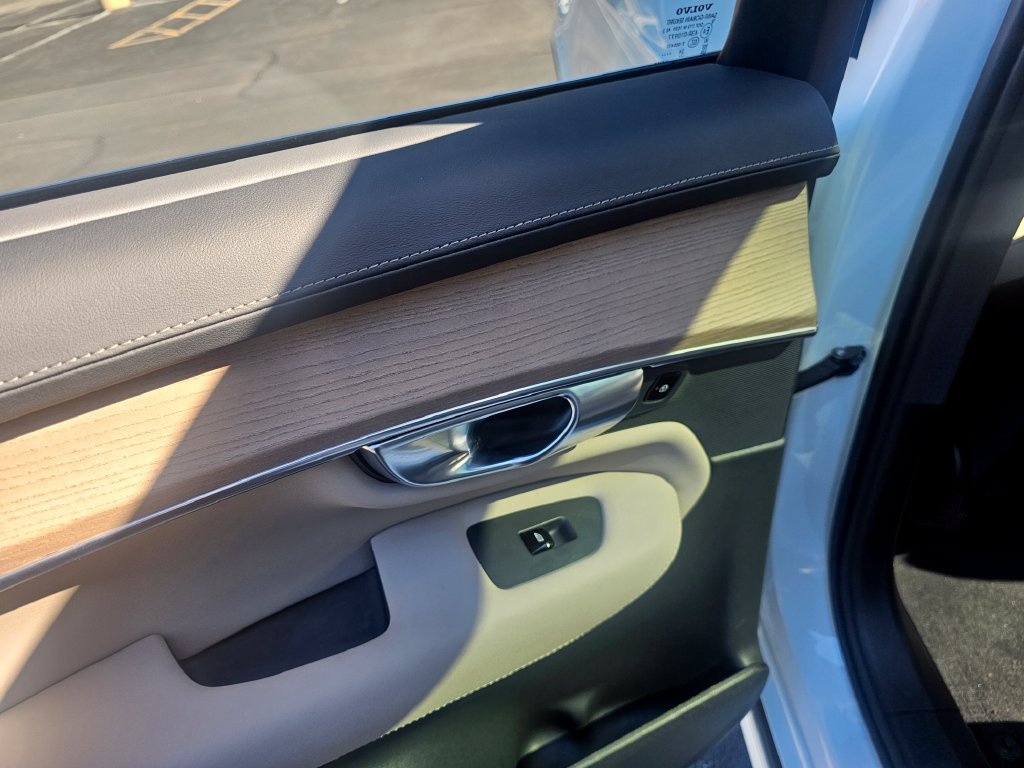 Certified 2025 Volvo XC90 B5 Plus AWD/4WD image 38