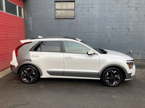 Used 2023 Kia Niro Wave w/ Wave Preserve Package image 2