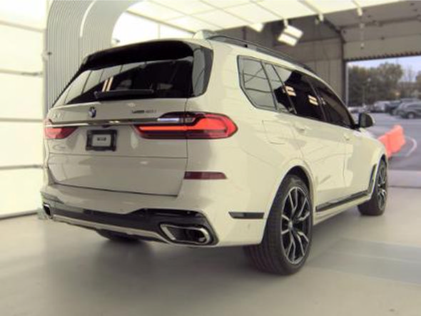 Used 2022 BMW X7 xDrive40i w/ M Sport Package AWD/4WD image 2