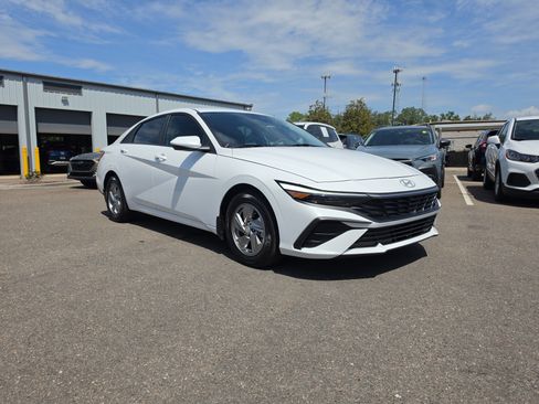 Used 2025 Hyundai Elantra SE FWD image 2