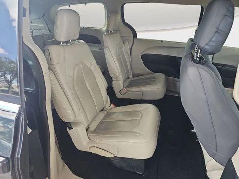 Used 2020 Chrysler Pacifica Touring-L w/ Advanced Safetytec Group image 19