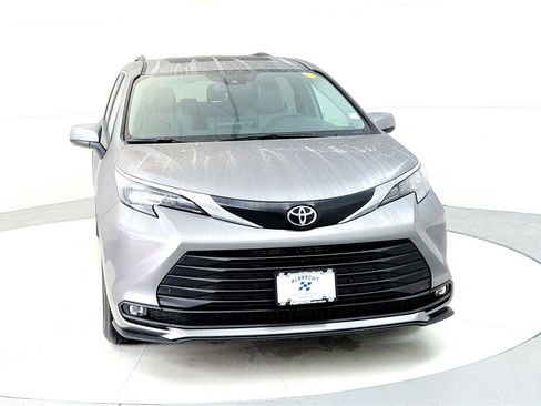 New 2026 Toyota Sienna XLE image 8