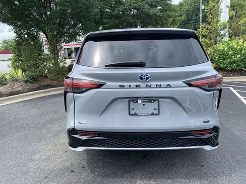 Used 2025 Toyota Sienna XSE FWD image 7