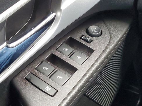 Used 2017 Chevrolet Equinox LT w/ Convenience Package image 16