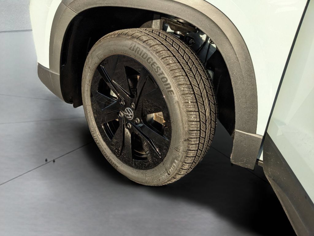 New 2026 Volkswagen Taos SE FWD image 32