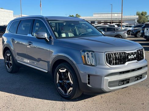 Used 2023 Kia Telluride EX w/ EX Captain's Chair Package image 3
