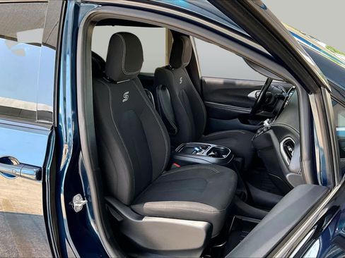 Used 2021 Chrysler Pacifica Touring w/ S Appearance Package FWD image 9