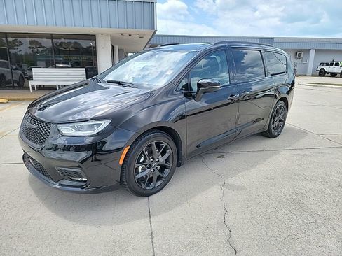 Used 2025 Chrysler Pacifica Limited FWD image 1