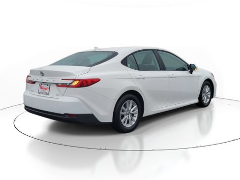 Used 2025 Toyota Camry LE image 4