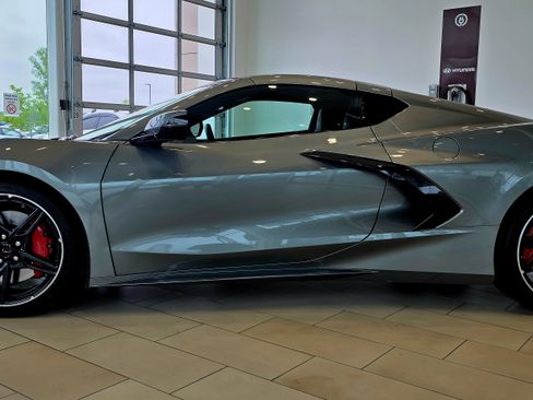 Used 2022 Chevrolet Corvette Stingray Preferred Cpe w/ Z51 Performance Package RWD image 4