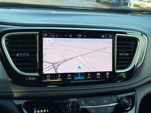 Used 2025 Chrysler Pacifica Limited image 26