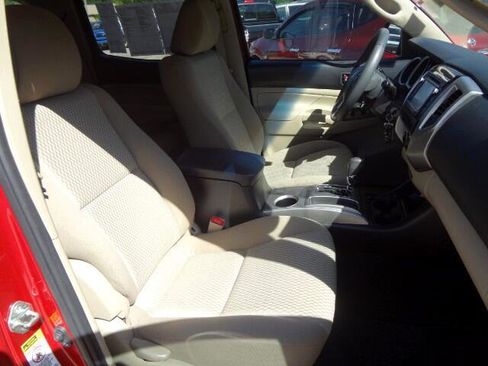 Used 2014 Toyota Tacoma PreRunner w/ SR5 Package image 15