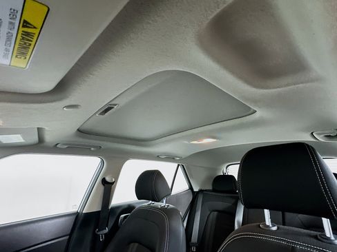 Used 2025 Hyundai Venue SEL image 25