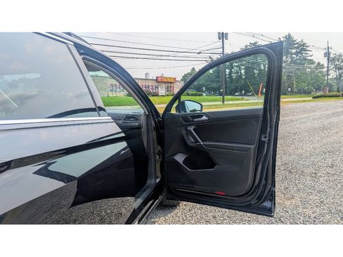 Used 2018 Volkswagen Tiguan SE w/ 3rd Row Seat Package image 11