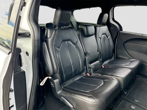 Used 2024 Chrysler Pacifica Touring-L w/ Uconnect Theater Family Group image 29