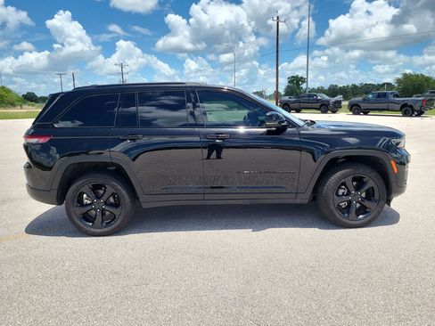 Used 2025 Jeep Grand Cherokee Limited w/ Black Appearance Package AWD/4WD image 6