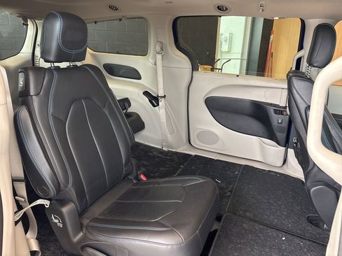 Used 2021 Chrysler Pacifica Touring-L w/ Uconnect Theater Family Group image 22