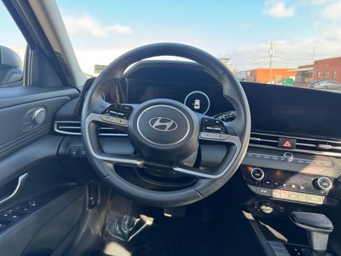 Used 2025 Hyundai Elantra Limited image 36