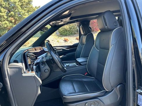 Used 2024 Cadillac Escalade ESV Premium Luxury image 39