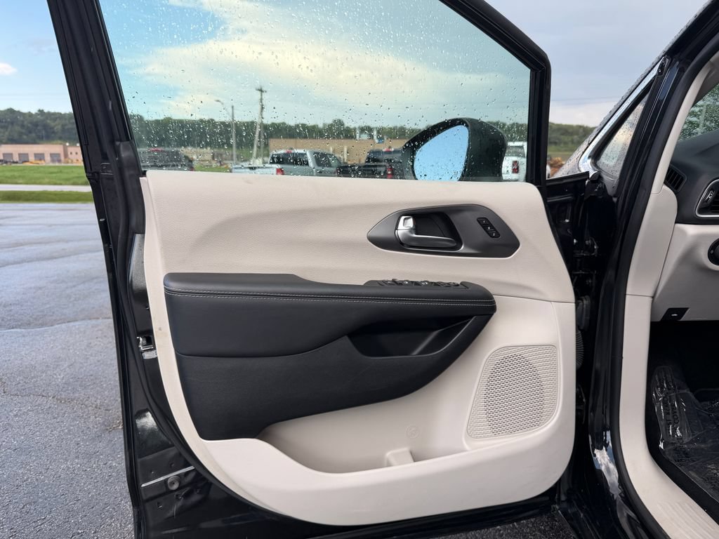 Used 2023 Chrysler Pacifica Touring-L FWD image 17