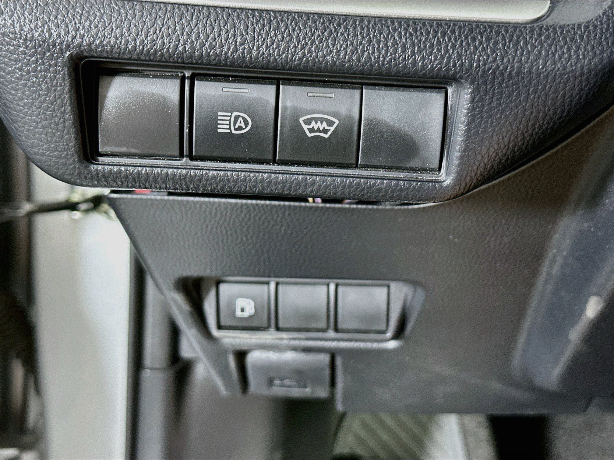 Used 2025 Toyota Prius LE FWD image 17