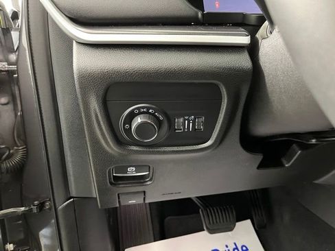 Used 2023 Jeep Grand Cherokee L Laredo image 16