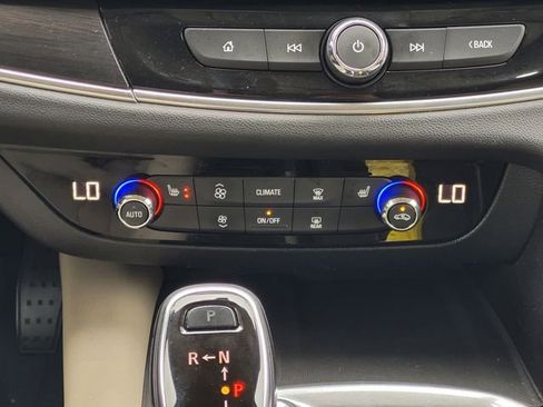 Used 2019 Buick Enclave Essence FWD image 18